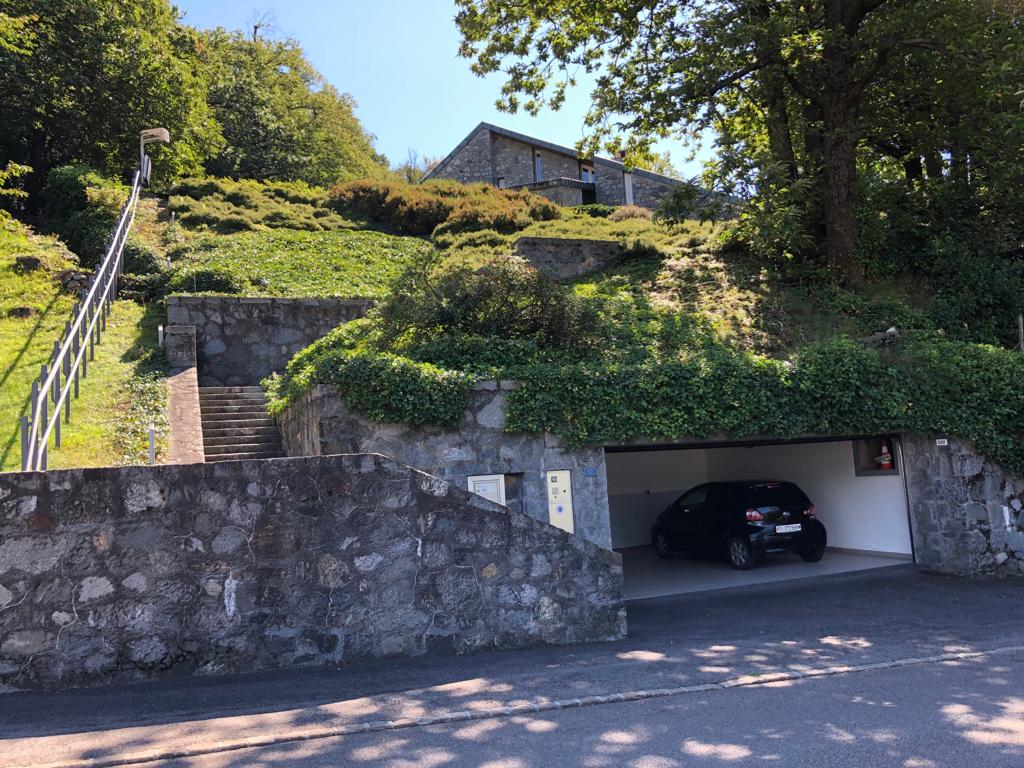 BELLINZONA, MANIFICA VILLA IMMERSO NEL VERDE